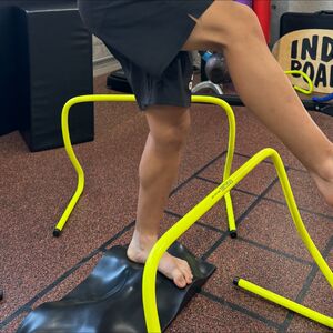 裸足でバランストレーニングをする様子（矢板偀接骨院）